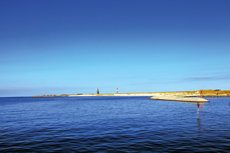 Wangerooge: Der erste Blick von der Fähre auf den Westturm und den neuen Leuchtturm.