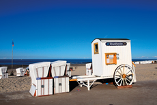 Wangerooge: Panoramablick auf den Weststrand mit Strandkaren.