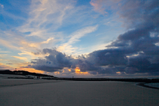 Wangerooge: Wolkenberge bilden die dramatische Kulisse für den Sonnenuntergang.