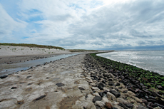 Wangerooge: Der Westkopf Wangerooges wird durch ein massives Deckwerk aus Stein und Beton vor Sturmfluten geschützt.