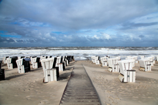 Wangerooge: Graue Wolken, Wind und Regen ziehen über den Weststrand.