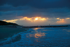 Wangerooge: Alles Grau in Grau, nur das Licht bringt etwas Farbe in die Landschaft.