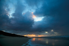 Wangerooge: Alles Grau in Grau, nur das Licht bringt etwas Farbe in die Landschaft.